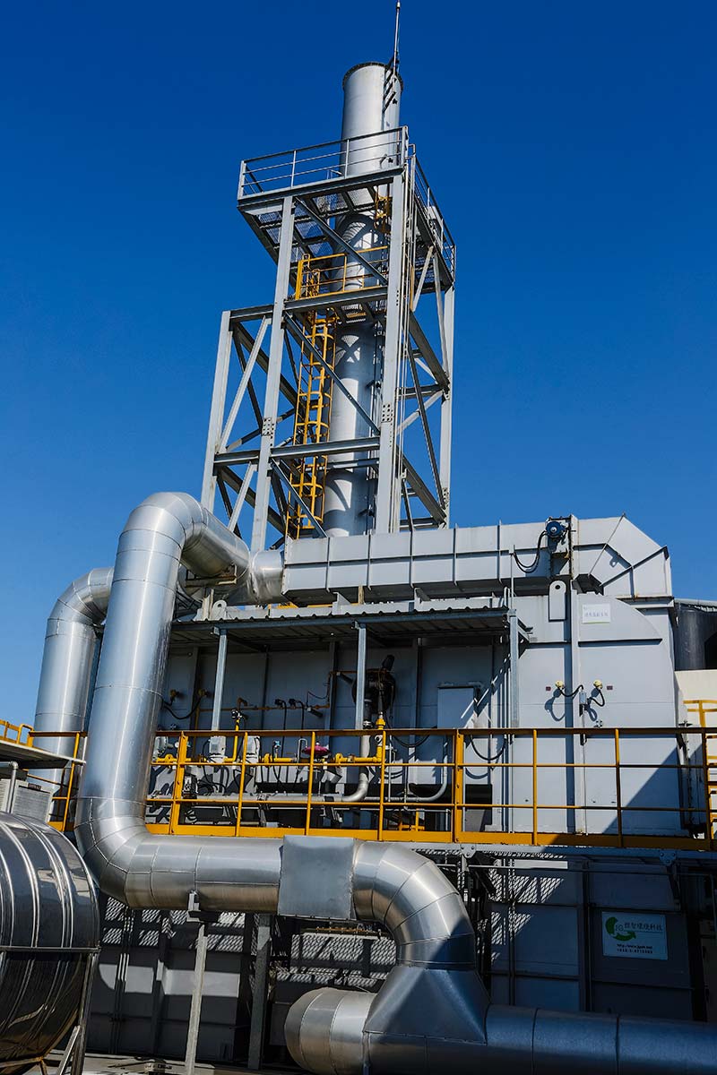 2017年9月完成設置空汙處理設備『沸石轉輪濃縮 + 蓄熱式焚化爐(RTO)』及廢熱回收設備『吸收式冰機 + 高效率熱交換器』